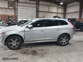 2015 Volvo XC60 T6 Platinum with VIN YV4902RM8F2651797, listed as a IAAI auction lot 41567952 with 230,868 mi miles. Bid and sale history available at carsss.com. Image 14.