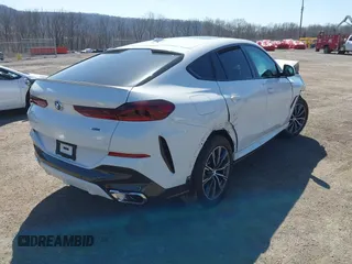 2025 BMW X6 xDrive40i z VIN 5UX33EX01S9Z04573, wystawiony jako IAAI lot #41835481 z przebiegiem 504 mil mil oraz . Historia ofert i sprzedaży dostępna na DreamBid. Obrazek 4.