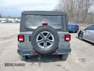 2018 Jeep Wrangler Unlimited Sahara z VIN 1C4HJXEN8JW329816, wystawiony jako IAAI lot #42055851 z przebiegiem 70 298 mil mil oraz . Historia ofert i sprzedaży dostępna na DreamBid. Obrazek 16.