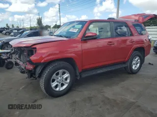 2022 Toyota 4Runner SR5 z VIN JTEMU5JR7N6063564, wystawiony jako Copart lot #61982235 z przebiegiem 50 957 mil mil oraz Szkoda całkowita • Salvage title. Historia ofert i sprzedaży dostępna na DreamBid. Obrazek 1.
