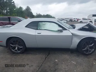 2019 Dodge Challenger SXT z VIN 2C3CDZAG9KH744703, wystawiony jako IAAI lot #41881944 z przebiegiem Nie podano mil oraz . Historia ofert i sprzedaży dostępna na DreamBid. Obrazek 14.