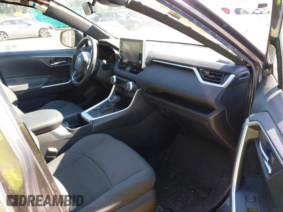 2022 Toyota RAV4 Hybrid SE z VIN 4T3T6RFV5NU101105, wystawiony jako IAAI lot #42666372 z przebiegiem 7 644 mil mil oraz . Historia ofert i sprzedaży dostępna na DreamBid. Obrazek 5.