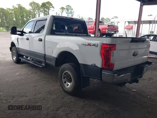 2018 Ford F-250 XL z VIN 1FT7W2B60JEB37227, wystawiony jako IAAI lot #42646192 z przebiegiem 182 730 mil mil oraz . Historia ofert i sprzedaży dostępna na DreamBid. Obrazek 3.