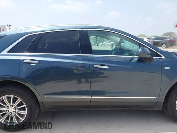 2019 Cadillac XT5 Luxury FWD z VIN 1GYKNCRS1KZ259282, wystawiony jako IAAI lot #41921030 z przebiegiem 27 880 mil mil oraz . Historia ofert i sprzedaży dostępna na DreamBid. Obrazek 13.