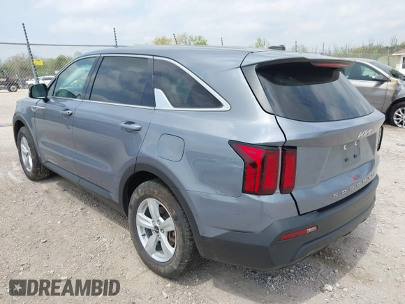 2022 Kia Sorento LX z VIN 5XYRG4LCXNG107106, wystawiony jako IAAI lot #42279041 z przebiegiem 83 189 mil mil oraz . Historia ofert i sprzedaży dostępna na DreamBid. Obrazek 3.
