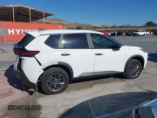 2023 Nissan Rogue S z VIN 5N1BT3AA8PC930807, wystawiony jako IAAI lot #42380612 z przebiegiem 5 050 mil mil oraz . Historia ofert i sprzedaży dostępna na DreamBid. Obrazek 13.