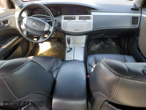 2006 Toyota Avalon XL z VIN 4T1BK36B06U100612, wystawiony jako Copart lot #58471365 z przebiegiem 148 853 mil mil oraz Czysty tytuł • Clean title. Historia ofert i sprzedaży dostępna na DreamBid. Obrazek 8.