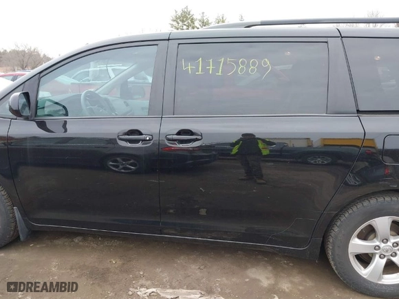 2011 Toyota Sienna LE AAS with VIN 5TDKK3DC6BS122628, listed as a IAAI auction lot 41715889 with 117,798 mi miles. Bid and sale history available at carsss.com. Image 14.