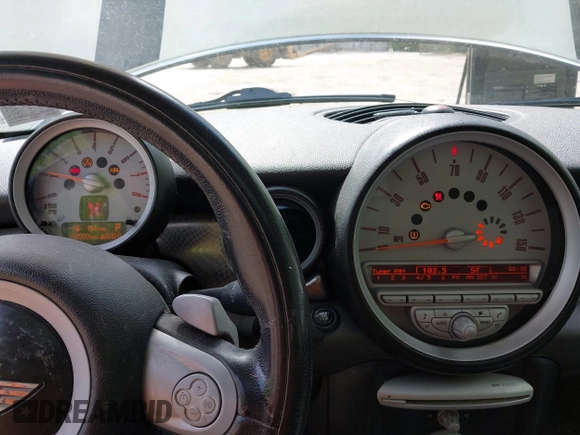 2008 MINI Hardtop S z VIN WMWMF73528TV39498, wystawiony jako IAAI lot #42308127 z przebiegiem 140 500 mil mil oraz . Historia ofert i sprzedaży dostępna na DreamBid. Obrazek 7.