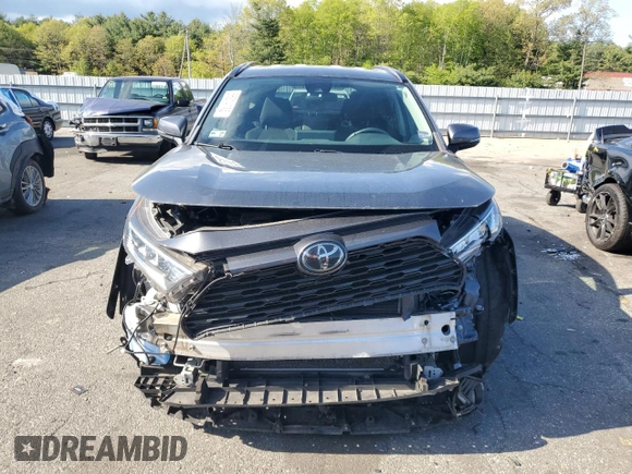 2020 Toyota RAV4 XLE z VIN 2T3P1RFV7LC097508, wystawiony jako Copart lot #56214145 z przebiegiem 90 074 mil mil oraz Szkoda całkowita • Salvage title. Historia ofert i sprzedaży dostępna na DreamBid. Obrazek 5.