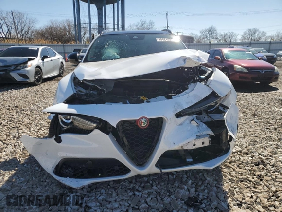 2022 Alfa Romeo Stelvio Veloce z VIN ZASPAKBN1N7D49271, wystawiony jako Copart lot #49424695 z przebiegiem Nie podano mil oraz Szkoda całkowita • Salvage title. Historia ofert i sprzedaży dostępna na DreamBid. Obrazek 5.