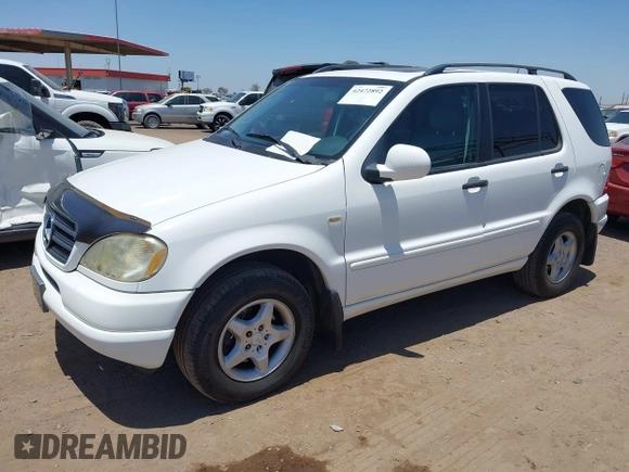 2000 Mercedes-Benz M 320/430/500 z VIN 4JGAB54E5YA157431, wystawiony jako IAAI lot #42472892 z przebiegiem 125 973 mil mil oraz . Historia ofert i sprzedaży dostępna na DreamBid. Obrazek 2.