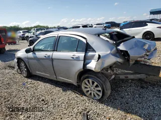2013 Chrysler 200 Touring z VIN 1C3CCBBB3DN768437, wystawiony jako Copart lot #55159375 z przebiegiem 117 502 mil mil oraz Szkoda całkowita • Salvage title. Historia ofert i sprzedaży dostępna na DreamBid. Obrazek 2.