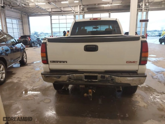 2004 GMC Sierra 2500HD SLT with VIN 1GTHK29U74E317331, listed as a IAAI auction lot 41440880 with 254,345 mi miles. Bid and sale history available at carsss.com. Image 16.
