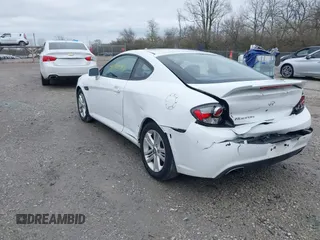 2008 Hyundai Tiburon GS z VIN KMHHM66D58U283273, wystawiony jako IAAI lot #41900097 z przebiegiem 154 013 mil mil oraz . Historia ofert i sprzedaży dostępna na DreamBid. Obrazek 3.