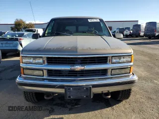 1996 Chevrolet Suburban z VIN 3GNGK26JXTG107228, wystawiony jako Copart lot #44741195 z przebiegiem 172 053 mil mil oraz Czysty tytuł • Clean title. Historia ofert i sprzedaży dostępna na DreamBid. Obrazek 5.