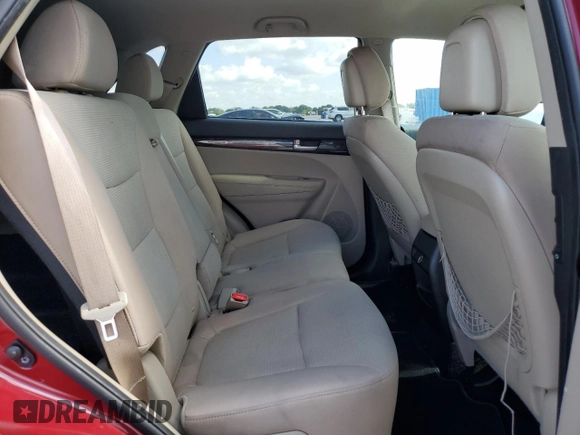 2014 Kia Sorento LX z VIN 5XYKT3A67EG461489, wystawiony jako Copart lot #57498295 z przebiegiem 198 799 mil mil oraz Szkoda całkowita • Salvage title. Historia ofert i sprzedaży dostępna na DreamBid. Obrazek 10.
