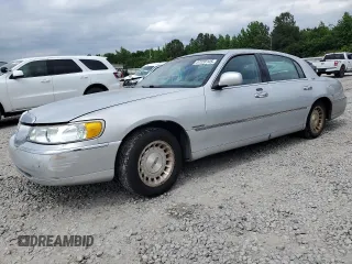 1999 Lincoln Town Car Executive z VIN 1LNHM81W2XY652408, wystawiony jako Copart lot #57239145 z przebiegiem 136 019 mil mil oraz Czysty tytuł • Clean title. Historia ofert i sprzedaży dostępna na DreamBid. Obrazek 1.