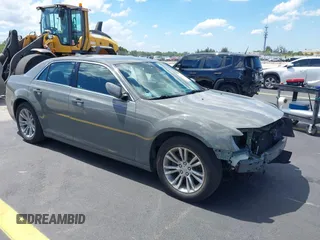 2018 Chrysler 300 Touring L z VIN 2C3CCAAG6JH117444, wystawiony jako IAAI lot #42266033 z przebiegiem 39 821 mil mil oraz . Historia ofert i sprzedaży dostępna na DreamBid. Obrazek 1.