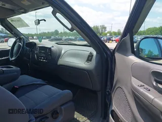 2003 Ford F-150 XL z VIN 1FTRX18L53NA25491, wystawiony jako IAAI lot #42463000 z przebiegiem 183 702 mil mil oraz . Historia ofert i sprzedaży dostępna na DreamBid. Obrazek 5.