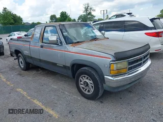 1993 Dodge Dakota z VIN 1B7GL23Y8PS117729, wystawiony jako IAAI lot #42268349 z przebiegiem 133 779 mil mil oraz . Historia ofert i sprzedaży dostępna na DreamBid. Obrazek 1.