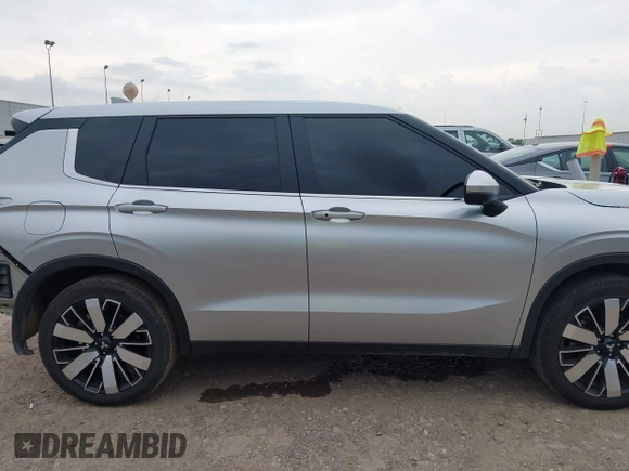 2025 Mitsubishi Outlander SEL z VIN JA4J3VA81SZ015726, wystawiony jako IAAI lot #42392744 z przebiegiem 4 004 mil mil oraz . Historia ofert i sprzedaży dostępna na DreamBid. Obrazek 14.