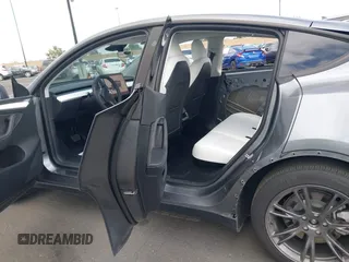 2024 Tesla Model Y z VIN 7SAYGDED7RF197638, wystawiony jako IAAI lot #42246267 z przebiegiem 8 757 mil mil oraz . Historia ofert i sprzedaży dostępna na DreamBid. Obrazek 8.