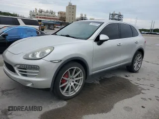 2011 Porsche Cayenne z VIN WP1AA2A2XBLA09320, wystawiony jako Copart lot #54893525 z przebiegiem Nie podano mil oraz Szkoda całkowita • Salvage title. Historia ofert i sprzedaży dostępna na DreamBid. Obrazek 1.