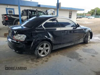 2013 BMW 1 Series 128i z VIN WBAUP7C54DVP25748, wystawiony jako Copart lot #62536075 z przebiegiem 187 591 mil mil oraz Czysty tytuł • Clean title. Historia ofert i sprzedaży dostępna na DreamBid. Obrazek 3.
