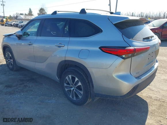 2020 Toyota Highlander XLE with VIN 5TDHZRBH4LS003176, listed as a IAAI auction lot 41696547 with 63,706 mi miles. Bid and sale history available at carsss.com. Image 3.
