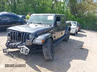 2021 Jeep Gladiator High Altitude z VIN 1C6HJTFG1ML597581, wystawiony jako IAAI lot #42191690 z przebiegiem 47 740 mil mil oraz . Historia ofert i sprzedaży dostępna na DreamBid. Obrazek 2.