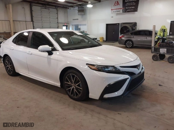 2022 Toyota Camry SE with VIN 4T1G11AK4NU622405, listed as a IAAI auction lot 41347393 with 54,938 mi miles. Bid and sale history available at carsss.com. Image 1.