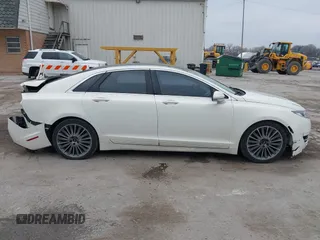 2013 Lincoln MKZ z VIN 3LN6L2GK9DR811737, wystawiony jako IAAI lot #42011896 z przebiegiem 100 669 mil mil oraz . Historia ofert i sprzedaży dostępna na DreamBid. Obrazek 14.