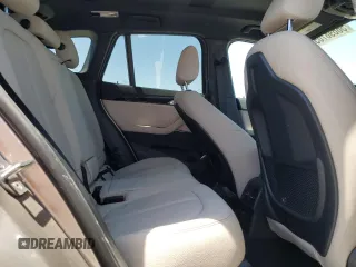2022 BMW X1 xDrive28i z VIN WBXJG9C0XN5V40453, wystawiony jako Copart lot #56698705 z przebiegiem 31 091 mil mil oraz Szkoda całkowita • Salvage title. Historia ofert i sprzedaży dostępna na DreamBid. Obrazek 11.