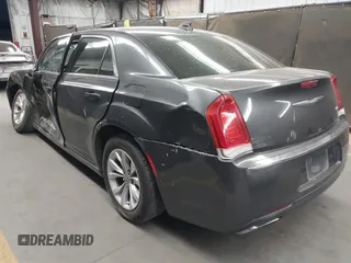 2016 Chrysler 300 Anniversary Edition z VIN 2C3CCAAG8GH235536, wystawiony jako IAAI lot #42047325 z przebiegiem 160 071 mil mil oraz . Historia ofert i sprzedaży dostępna na DreamBid. Obrazek 3.