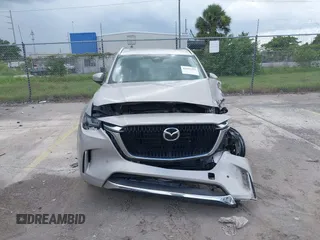 2024 Mazda CX-90 S z VIN JM3KK1HC0R1135680, wystawiony jako IAAI lot #42492399 z przebiegiem 38 940 mil mil oraz . Historia ofert i sprzedaży dostępna na DreamBid. Obrazek 13.