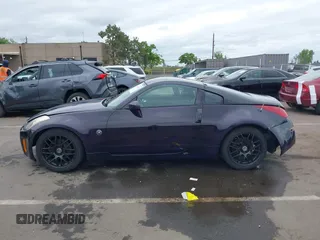2005 Nissan 350Z Enthusiast z VIN JN1AZ34D25M605438, wystawiony jako IAAI lot #42131179 z przebiegiem 143 157 mil mil oraz . Historia ofert i sprzedaży dostępna na DreamBid. Obrazek 14.