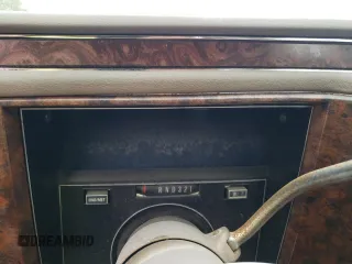 1992 Cadillac Brougham z VIN 1G6DW5479NR710170, wystawiony jako Copart lot #70194164 z przebiegiem Nie podano mil oraz Nie do naprawy. Historia ofert i sprzedaży dostępna na DreamBid. Obrazek 9.