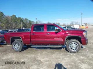 2017 GMC Sierra 2500HD Denali z VIN 1GT12UEY0HF186720, wystawiony jako IAAI lot #41580466 z przebiegiem Nie podano mil oraz . Historia ofert i sprzedaży dostępna na DreamBid. Obrazek 13.