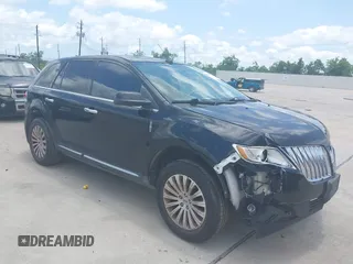 2013 Lincoln MKX z VIN 2LMDJ6JK4DBL17110, wystawiony jako IAAI lot #42340719 z przebiegiem 136 097 mil mil oraz . Historia ofert i sprzedaży dostępna na DreamBid. Obrazek 1.