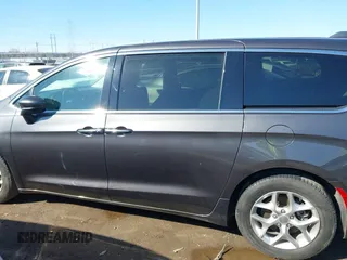 2019 Chrysler Pacifica Touring Plus z VIN 2C4RC1FG3KR708986, wystawiony jako IAAI lot #41744300 z przebiegiem 123 043 mil mil oraz . Historia ofert i sprzedaży dostępna na DreamBid. Obrazek 15.