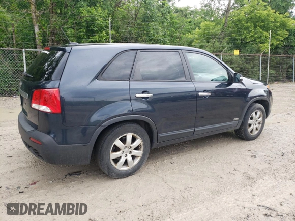 2012 Kia Sorento LX z VIN 5XYKTDA6XCG231139, wystawiony jako Copart lot #60020885 z przebiegiem 228 037 mil mil oraz Czysty tytuł • Clean title. Historia ofert i sprzedaży dostępna na DreamBid. Obrazek 3.