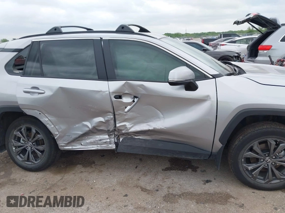 2023 Toyota RAV4 Hybrid XLE Premium z VIN 4T3B6RFV2PU138031, wystawiony jako IAAI lot #42127990 z przebiegiem 14 191 mil mil oraz . Historia ofert i sprzedaży dostępna na DreamBid. Obrazek 6.