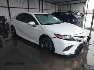 2020 Toyota Camry SE z VIN 4T1G11AK3LU986148, wystawiony jako IAAI lot #41554406 z przebiegiem 52 609 mil mil oraz . Historia ofert i sprzedaży dostępna na DreamBid. Obrazek 1.