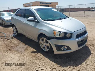 2015 Chevrolet Sonic LTZ z VIN 1G1JE5SB7F4187636, wystawiony jako IAAI lot #42455484 z przebiegiem 105 390 mil mil oraz . Historia ofert i sprzedaży dostępna na DreamBid. Obrazek 1.