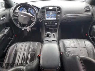 2014 Chrysler 300 S z VIN 2C3CCABG0EH163212, wystawiony jako Copart lot #52179045 z przebiegiem 167 232 mil mil oraz Nie do naprawy • Non repairable. Historia ofert i sprzedaży dostępna na DreamBid. Obrazek 8.