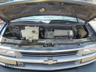 2001 Chevrolet Express z VIN 1GAGG29RX11129410, wystawiony jako Copart lot #59819275 z przebiegiem 140 295 mil mil oraz Czysty tytuł • Clean title. Historia ofert i sprzedaży dostępna na DreamBid. Obrazek 12.