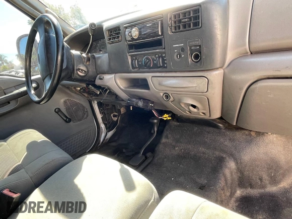 2001 Ford F-250 XL z VIN 3FTNX21L81MA87019, wystawiony jako Copart lot #64358625 z przebiegiem 177 555 mil mil oraz Czysty tytuł • Clean title. Historia ofert i sprzedaży dostępna na DreamBid. Obrazek 9.