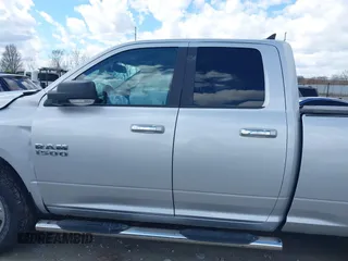 2018 Ram 1500 Big Horn z VIN 1C6RR7GG6JS231331, wystawiony jako IAAI lot #41858511 z przebiegiem 64 514 mil mil oraz . Historia ofert i sprzedaży dostępna na DreamBid. Obrazek 14.