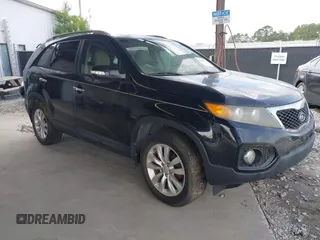 2011 Kia Sorento EX z VIN 5XYKU4A22BG040727, wystawiony jako IAAI lot #42285274 z przebiegiem 164 409 mil mil oraz . Historia ofert i sprzedaży dostępna na DreamBid. Obrazek 1.